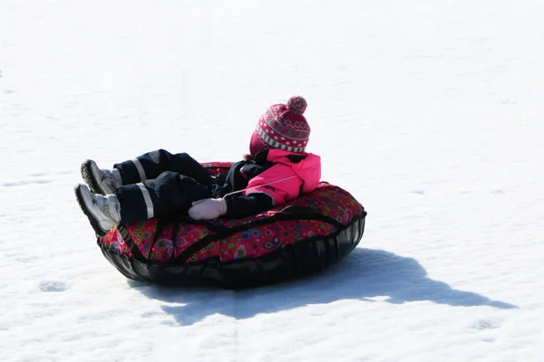 Dziecko Jeździ Sankach Zimą Dziewczyna Pięknych Zimowych Ubraniach Jeździ Zimą — Zdjęcie stockowe