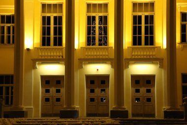 Ev Noel ve Yeni Yıl kutlaması için dekore edildi. Noel ve Yeni Yıl toplantısından önce mimari bina.