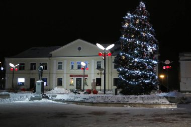 Ev Noel ve Yeni Yıl kutlaması için dekore edildi. Noel ve Yeni Yıl toplantısından önce mimari bina.