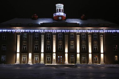 Ev Noel ve Yeni Yıl kutlaması için dekore edildi. Noel ve Yeni Yıl toplantısından önce mimari bina.