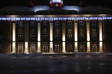 Ev Noel ve Yeni Yıl kutlaması için dekore edildi. Noel ve Yeni Yıl toplantısından önce mimari bina.