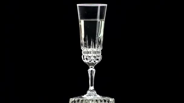 休日には シャンパンがクリスタルガラスに注がれます シャンパンのグラスで泡が遊ぶ — ストック動画