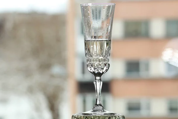 Durante Una Vacanza Champagne Viene Versato Bicchiere Cristallo Bolle Giocano — Foto Stock