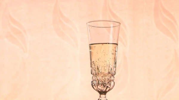 Праздник Шампанское Наливают Хрустальный Бокал Пузыри Играют Бокал Шампанского Лицензионные Стоковые Фото