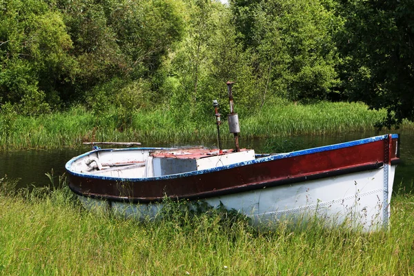 Старая Моторная Лодка Реке Летом Ретро Рыбацкая Лодка Берегу Реки — стоковое фото
