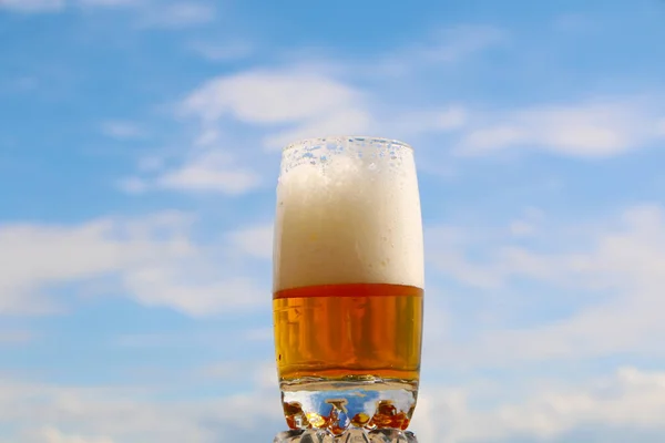Bebida Espumosa Dourada Copo Transparente Contra Céu Cerveja Com Espuma — Fotografia de Stock