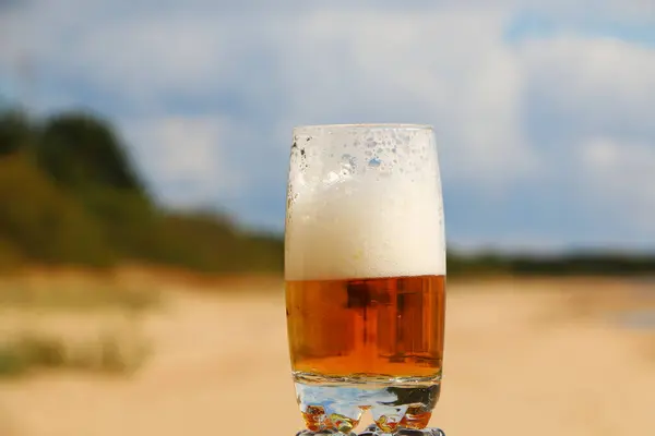 Bebida Espumosa Dourada Copo Transparente Fundo Mar Praia Cerveja Com — Fotografia de Stock
