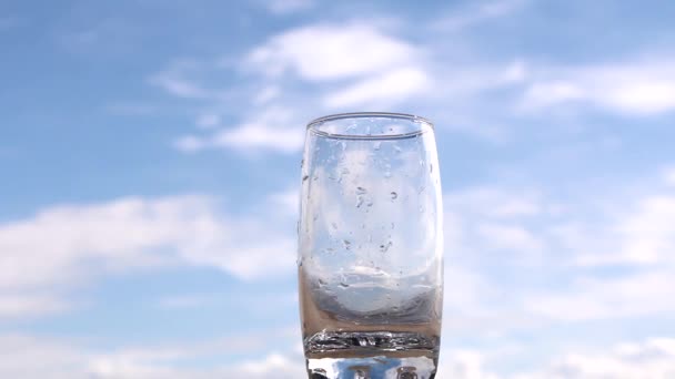 Gouden Schuimige Drank Een Transparant Glas Achtergrond Van Zee Het — Stockvideo