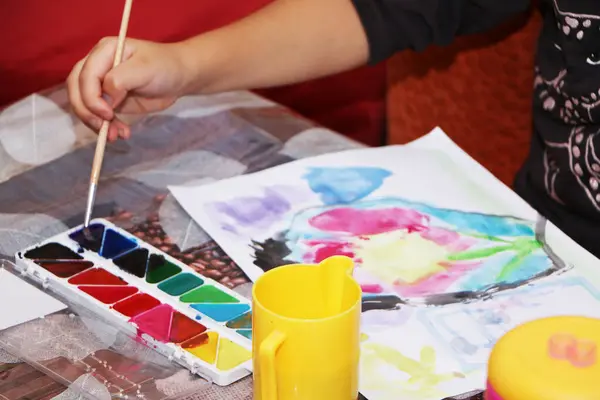 Ein Kleines Mädchen Zeichnet Mit Farben Auf Papier Ein Kind lizenzfreie Stockfotos