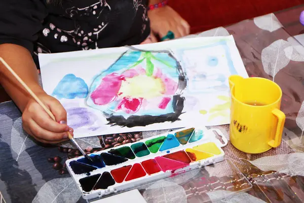 Маленькая Девочка Рисует Красками Бумаге Ребенок Готовит Подарок Дню Матери Стоковое Изображение