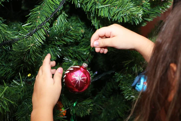 Ребенок Украшает Новогоднюю Еду Семья Готовится Празднованию Рождества Нового Года Лицензионные Стоковые Фото