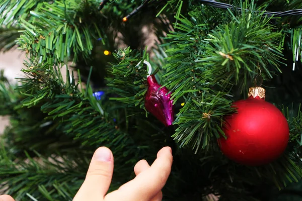 Ребенок Украшает Новогоднюю Еду Семья Готовится Празднованию Рождества Нового Года Лицензионные Стоковые Изображения