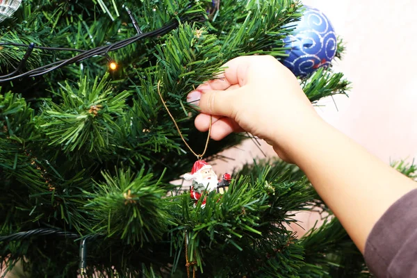 Ребенок Украшает Новогоднюю Еду Семья Готовится Празднованию Рождества Нового Года Стоковое Изображение