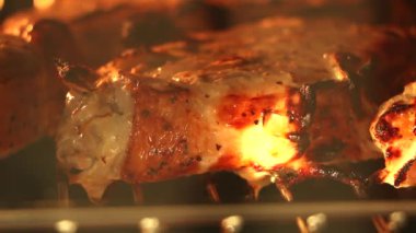 Et fırında ızgarada pişiyor. Güzel, iştah açıcı bir parça et kızartılıyor..