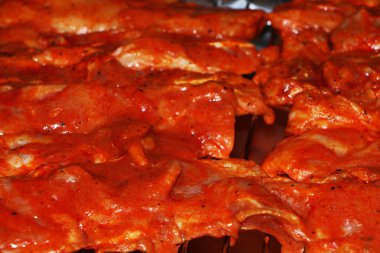 Fırında marine edilmiş sığır eti. Yakın plan. Akşam yemeği için güzel bir parça domuz pişiriyorum..