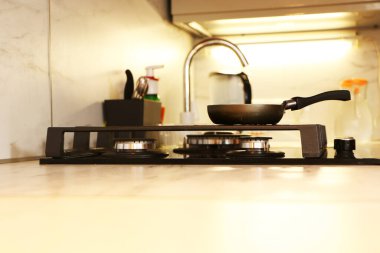 Yeni bir mutfakta benzin deposu. Mutfağın içinde gaz sobası var..