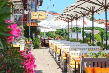 Eski kentte açık hava restoranı olan cadde manzarası. Bulgaristan, Sozopol. 07/10/2021
