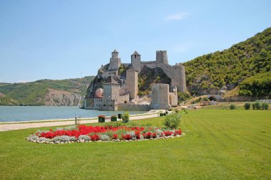 Sırbistan 'ın Tuna Nehri üzerindeki Golubac kalesinin manzarası. Ünlü turistik mekan.