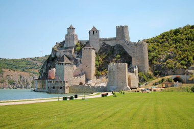 Sırbistan 'ın Tuna Nehri üzerindeki Golubac kalesinin manzarası. Ünlü turistik mekan.