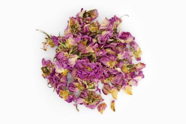 Beyaz arka planda kuru gül yaprağı çayı. Seçici odak.