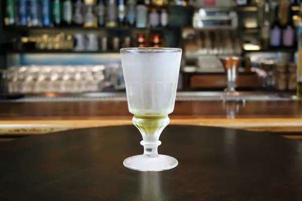 Glas Med Absinth Bar Interiör Bakgrund Närbild — Stockfoto