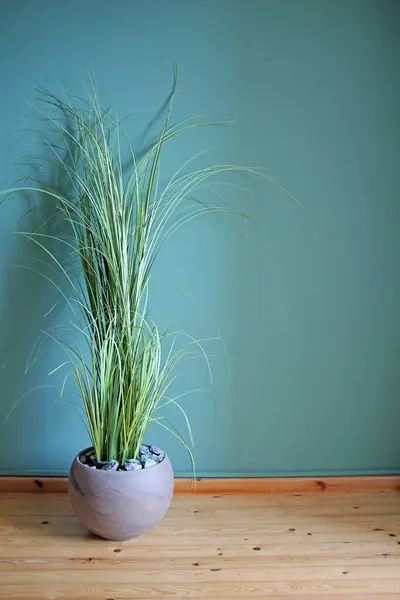 Künstliche Heimpflanze Auf Grünem Wandhintergrund Platz Für Ihren Text lizenzfreie Stockbilder