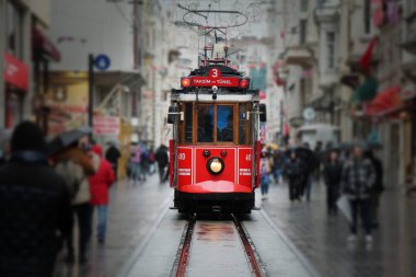 İstanbul caddesindeki klasik tramvay. Turistik popüler yer, Taksim Istiklal Caddesi. İstanbul, Türkiye