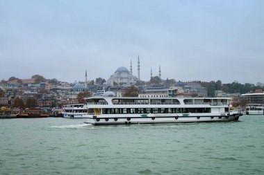 Galata Köprüsü 'nden Yeni Cami Camii' nin manzarası. Golden Horn Boğazı 'ndan turistik botla. İstanbul, Türkiye.