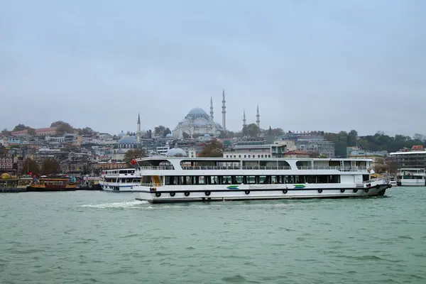 从Galata桥俯瞰清真寺Yeni Cami 金湾海峡 有观光船土耳其伊斯坦布尔 图库图片