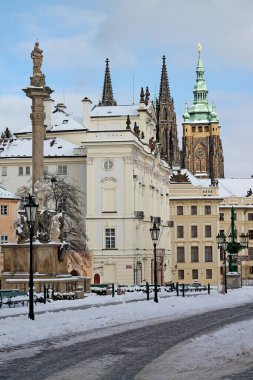 Hradcany Meydanı ve St. Vitus Katedrali manzarası. Kış mevsiminde popüler turistik yerler. Prag, Çek Cumhuriyeti.