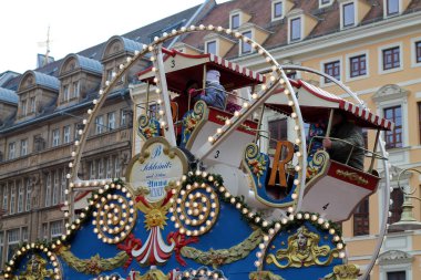 Leipzig 'deki Noel Pazarı. Chriistmas Whee - popüler turistik kargaşa. Almanya. Leipzig. 12/22/2019