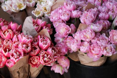 Çiçek pazarında satılmak üzere kağıt ambalajında birçok çeşit lale var..