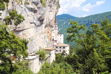 Santuario Bazilika Madonna Della Corona 'nın manzarası - popüler turistik mekan. Spiazzi, İtalya 04.08.2024