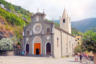 İtalya 'nın Riomagiore kentindeki San Giovanny Battista kilisesinin önündeki meydan. 08/06/2024