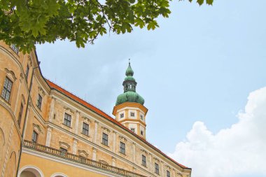 Çek Cumhuriyeti 'nin Güney Moravya Bölgesi Mikulov kasabasındaki Mikulov Kalesi' nin manzarası. Popüler turizm beldesi.