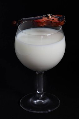 Minyatür keman şarap kadehinde hayat devam ediyor.