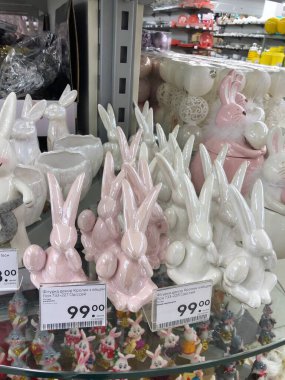 11.12.2022 Ukrayna, Harkiv, hediyelik eşya dükkanı - rafta seramik tavşanlar. Şirin tavşanlar. Doğu takvimine göre tavşan yılı