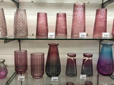 11.12.2022 Ukrayna, Harkiv, hediyelik eşya dükkanı - bir dizi dekoratif cam pembe vazo. Etrafında dekoratif çizgiler olan pembe cam vazo, izole.