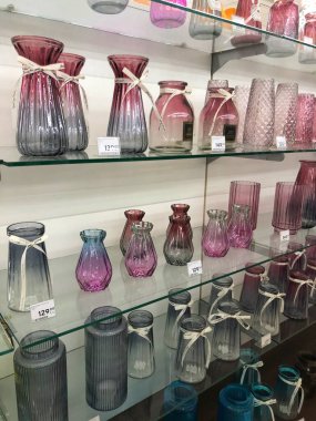 11.12.2022 Ukrayna, Harkiv, hediyelik eşya dükkanı - bir dizi dekoratif cam pembe vazo. Etrafında dekoratif çizgiler olan pembe cam vazo, izole.