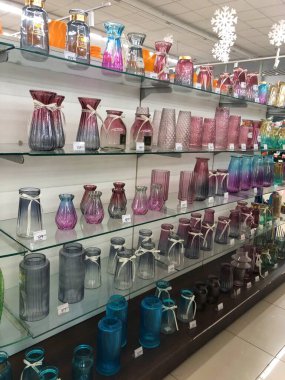 11.12.2022 Ukrayna, Harkiv, hediyelik eşya dükkanı - bir dizi dekoratif cam pembe vazo. Etrafında dekoratif çizgiler olan pembe cam vazo, izole.