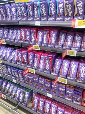 26.12.2022, Ukrayna, Harkiv, Milka çikolatası raflarda. Bir sürü mor Milka çikolatası. Milka, Mondelez International firması tarafından üretilen bir çikolata şekerlemesi.. 