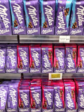 26.12.2022, Ukrayna, Harkiv, Milka çikolatası raflarda. Bir sürü mor Milka çikolatası. Milka, Mondelez International firması tarafından üretilen bir çikolata şekerlemesi.. 