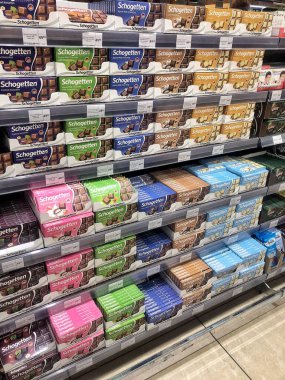 26.12.2022 Ukrayna, Harkiv mağaza rafında lezzetli Ritter Sport çikolatası. Ritter Sport çikolatalarının çeşitleri. Ritter Sport 1912 yılında Stuttgart-Bad Cannstatt, Almanya 'da kuruldu.. 