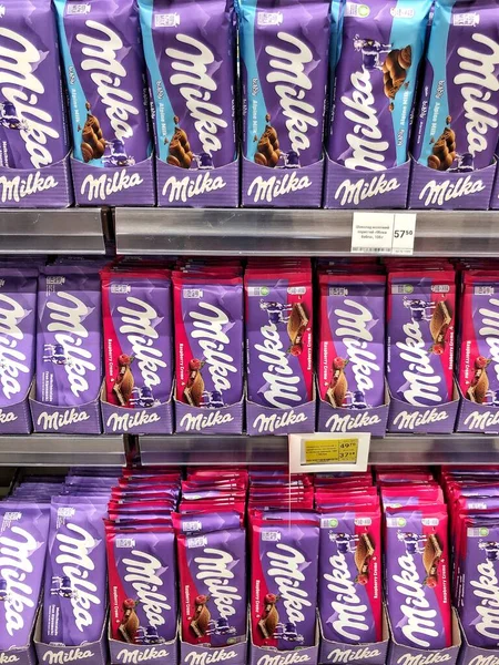 2022 Ukraine Kharkiv Milka Chokolade Butikshylderne Mange Indpakning Lilla Milka - Stock-foto