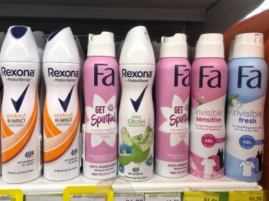 26.12.2022 Ukrayna, Harkiv kadınlarının terleme önleyici deodorantları Gerçekler ve Rexona raflarda