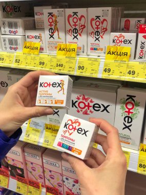 12.03.2023, Ukrayna, Kharkov: Logolu Kotex üretimi. Kotex, maksi, ince ve ultra ince pedleri içeren bir kadın hijyen ürünüdür..