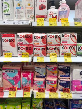 12.03.2023, Ukrayna, Kharkov: Logolu Kotex üretimi. Kotex, maksi, ince ve ultra ince pedleri içeren bir kadın hijyen ürünüdür..