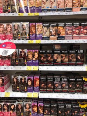 12.03.2023 Ukrayna, Harkov: Kadın Saç Boyası Ürünleri Süpermarket Rafında.