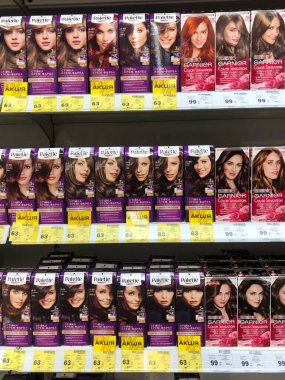 12.03.2023 Ukrayna, Harkov: Kadın Saç Boyası Ürünleri Süpermarket Rafında.