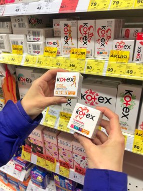 12.03.2023, Ukrayna, Kharkov: Logolu Kotex üretimi. Kotex, maksi, ince ve ultra ince pedleri içeren bir kadın hijyen ürünüdür..